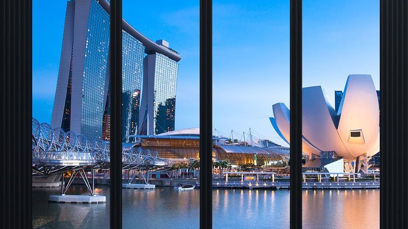 在预订邮轮旅游时，游客可以通过以下途径判断餐饮费用是否包含：